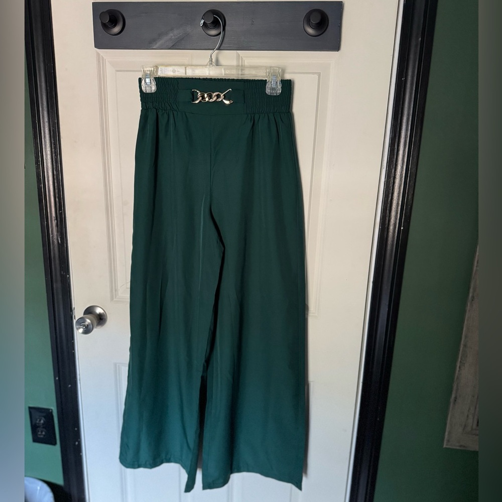 Chic Green Wide-Leg Pants with Gold Accent